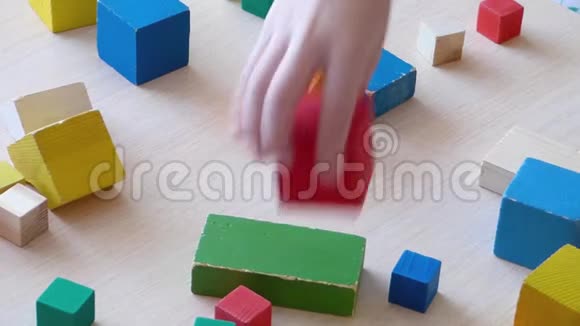 孩子们和家长一起玩木砖视频的预览图