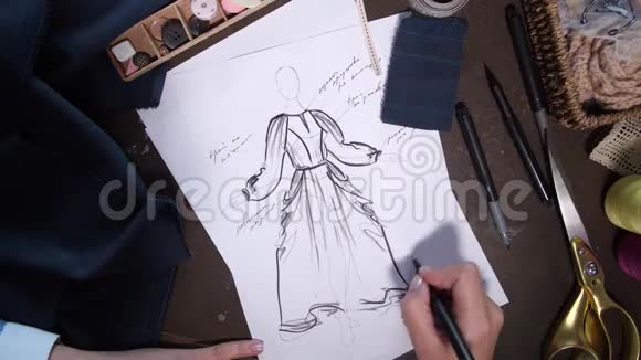 服装设计师从事时装素描视频的预览图
