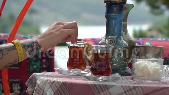 在土耳其手上有纹身的女孩端茶视频的预览图