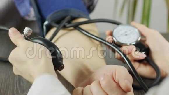 血压测量的特写视频的预览图