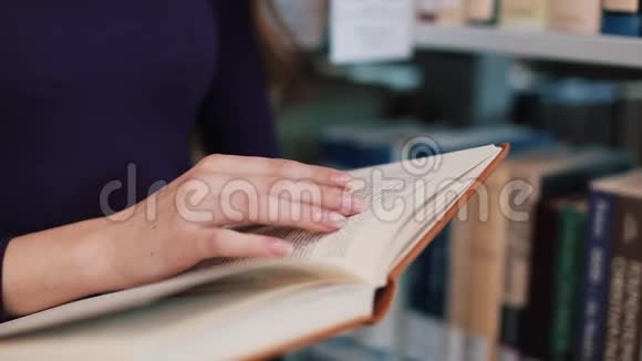 乌克兰利沃夫2018年3月26日女孩手指在图书馆看书的页面上视频的预览图