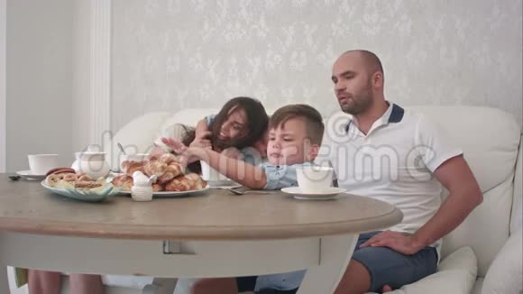 快乐的一家人一起在餐厅吃早餐视频的预览图