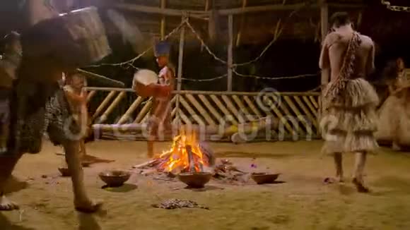 晚上在丛林中举行传统的土著仪式视频的预览图