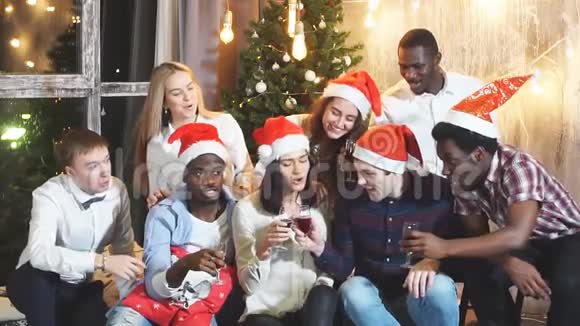 一群快乐的朋友庆祝圣诞节慢动作视频的预览图