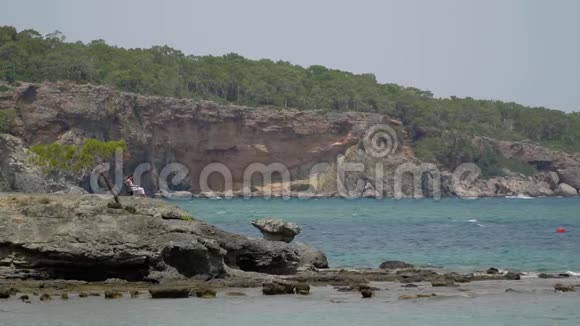 土耳其海边美丽的岩石和树木景观视频的预览图