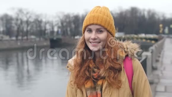 年轻的红发白人女性在城市中的肖像视频的预览图
