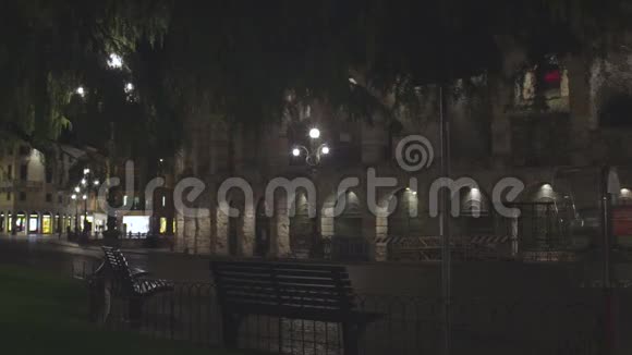 有拱门的墙在夜晚照亮咖啡馆的灯光在荒芜的街道上视频的预览图