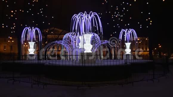 冬天的夜晚一个光环的喷泉视频的预览图