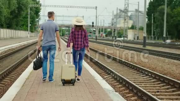 后景年轻快乐的一对游客带着旅行袋沿着铁路沿着秘鲁行驶开始伟大的视频的预览图