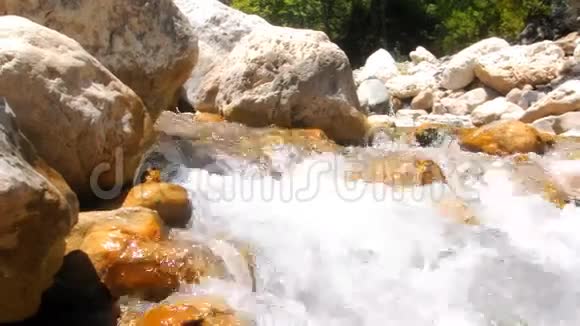 河的水在石头上视频的预览图