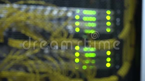 光纤连接器接口背景模糊闪烁的灯光机架安装服务器服务器机架音频c视频的预览图