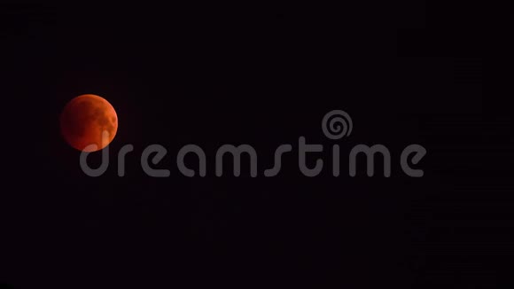 时光流逝夜空中的红月视频的预览图