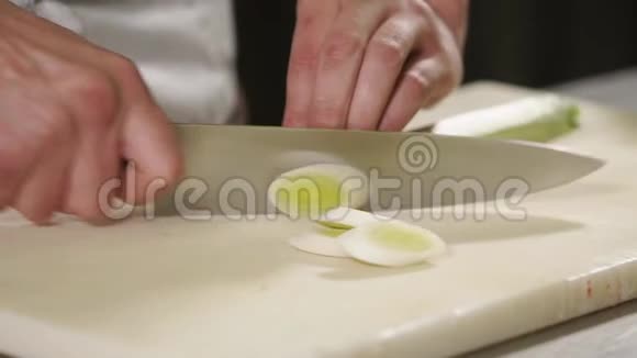 把一个男人的手收起来把一个韭菜煮在砧板上然后放胡椒视频的预览图