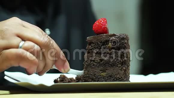 女人吃巧克力蛋糕无视健康的饮食规则沉迷于糖果视频的预览图