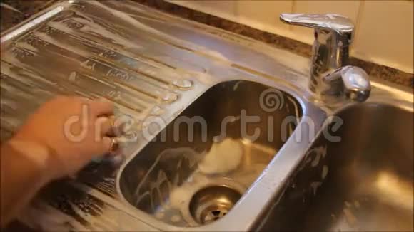 涡轮厨房水槽干净视频的预览图