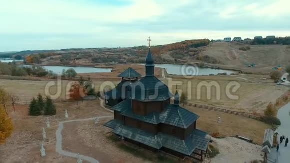 木制教堂和磨坊的鸟瞰图视频的预览图