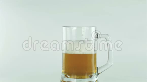 啤酒倒入玻璃上的隔离背景啤酒节视频的预览图