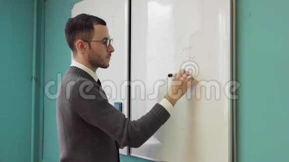 男老师在教室里写白板视频的预览图
