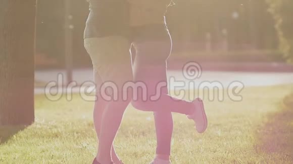 夏天公园里的浪漫情侣拥抱他们对视眼神一个温柔的吻一起快乐视频的预览图