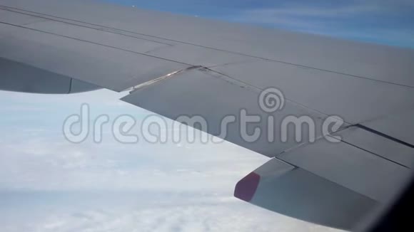 副翼的窗座视图在飞行员操纵喷气机时移动视频的预览图