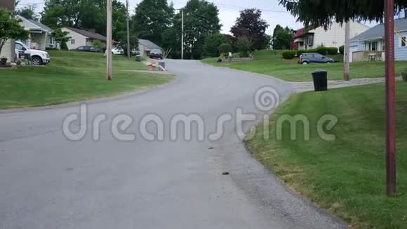 一条蜿蜒曲折的道路在夏日的阴天视频的预览图