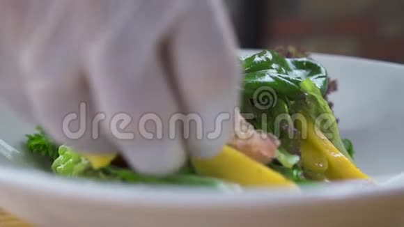 食品造型与设计理念厨师在豪华餐厅装饰素食沙拉高级美食概念视频的预览图