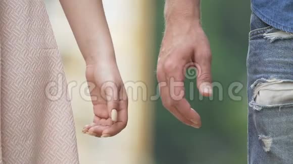 亲密的女人和男人牵着手离开彼此分手视频的预览图