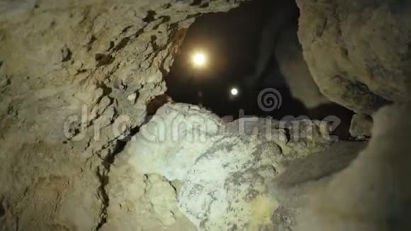 5他在山洞里找到了危险的通道视频的预览图