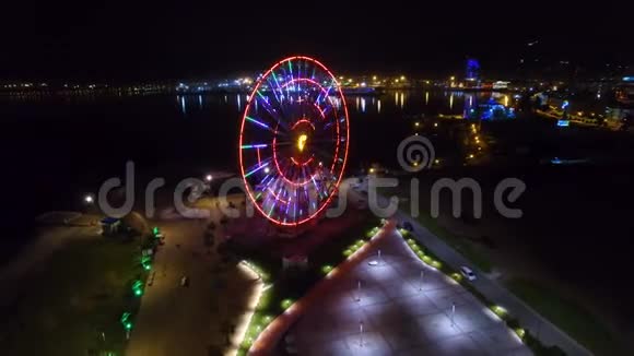 摩天轮闪烁着灯光巴统夜景映在黑海视频的预览图