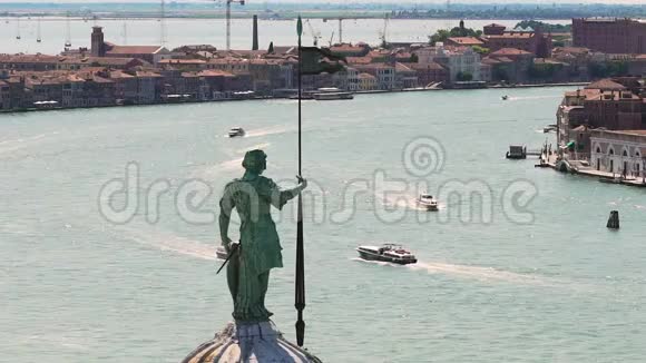 宽阔的水域建筑物之间有快艇前面有男雕像视频的预览图