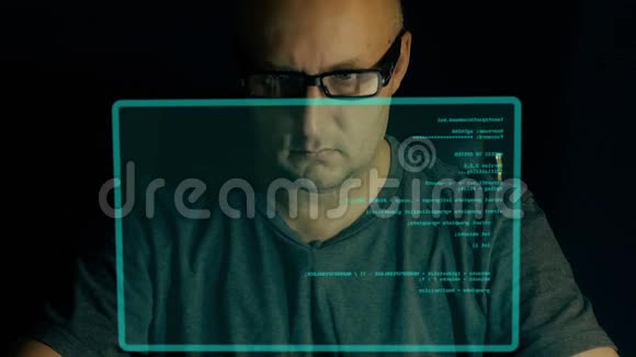学生用虚拟屏幕在计算机上工作白衣男子在时尚眼镜类型码进行密码解密黑客们视频的预览图