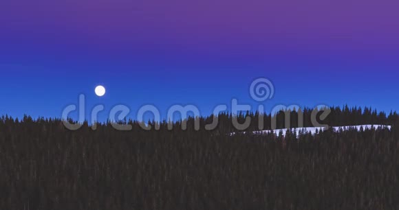 喀尔巴阡山脉的满月和夜幕降临视频的预览图