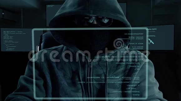 男黑客打字程序代码暗夜人在虚拟屏幕编码网站的程序员编码软件一个黑客视频的预览图