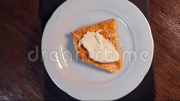 苹果馅饼位于盘子里视频的预览图
