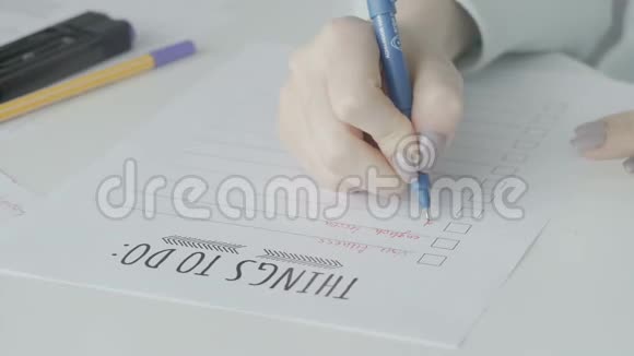 商务女性在笔记本上填写待办事项清单视频的预览图