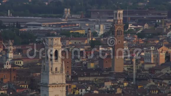 历史市中心房屋上方的高塔老教堂全景拍摄视频的预览图