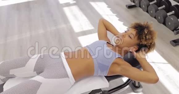 女人在长凳上训练腹肌视频的预览图