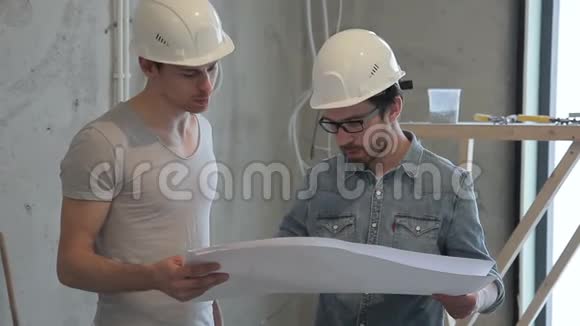 两位工人沟通谈到修理新房子视频的预览图