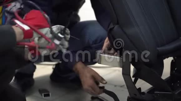 焊工将金属框架焊接到汽车座椅上视频的预览图