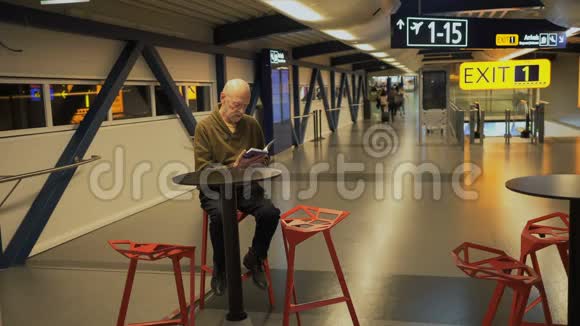 赫尔辛基机场的病人咖啡馆读书视频的预览图