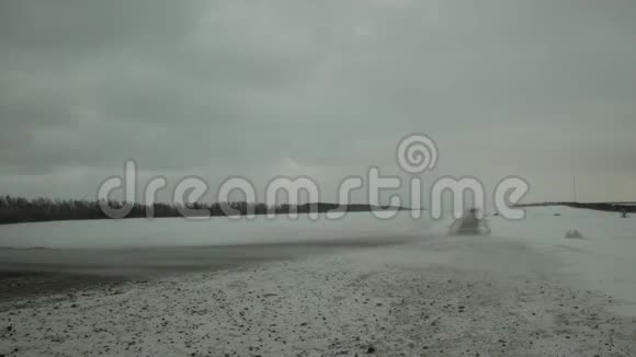 冬天的雪地路视频的预览图