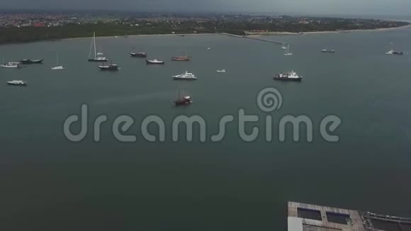 无人驾驶飞机飞过帆船视频的预览图