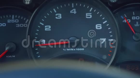 跑车仪表板转速表的视图视频的预览图