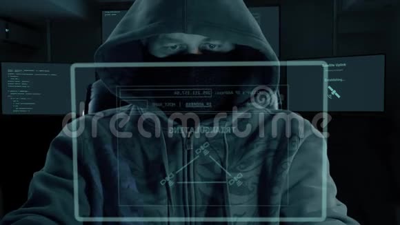 男性黑客坐在监控室的虚拟屏幕前通过卫星上行进行IP跟踪暗夜低键键视频的预览图