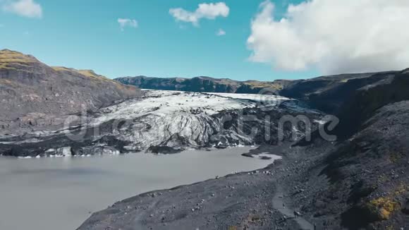 带湖的白色冰川山脊的空中俯视冰岛国家公园的风景冰山视频的预览图