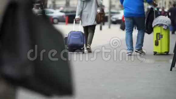 许多人走在机场附近用脚轮滚动皮箱旅行视频的预览图