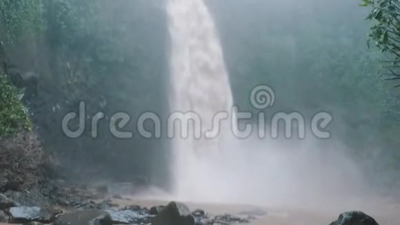 强大的瀑布把水倒了在雨季的丛林深处视频的预览图