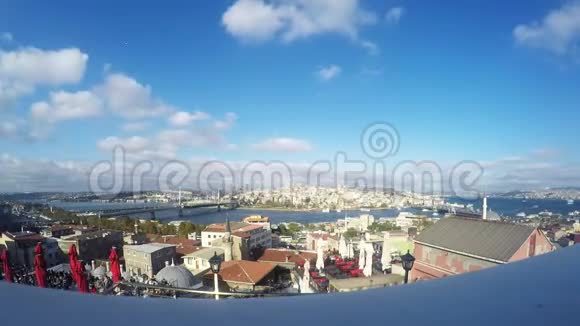 时间跨越土耳其伊斯坦布尔城市天际线比奥格卢地区的老房子与加拉塔在顶部视频的预览图