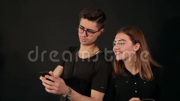 一对夫妇爱上黑色手机的肖像视频的预览图