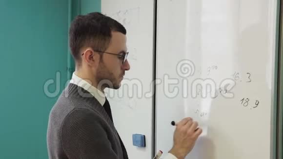 戴着眼镜在白板上写字的胡子男视频的预览图